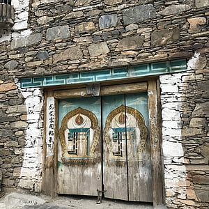 stenen huis, kleur van de houten deur, totem
