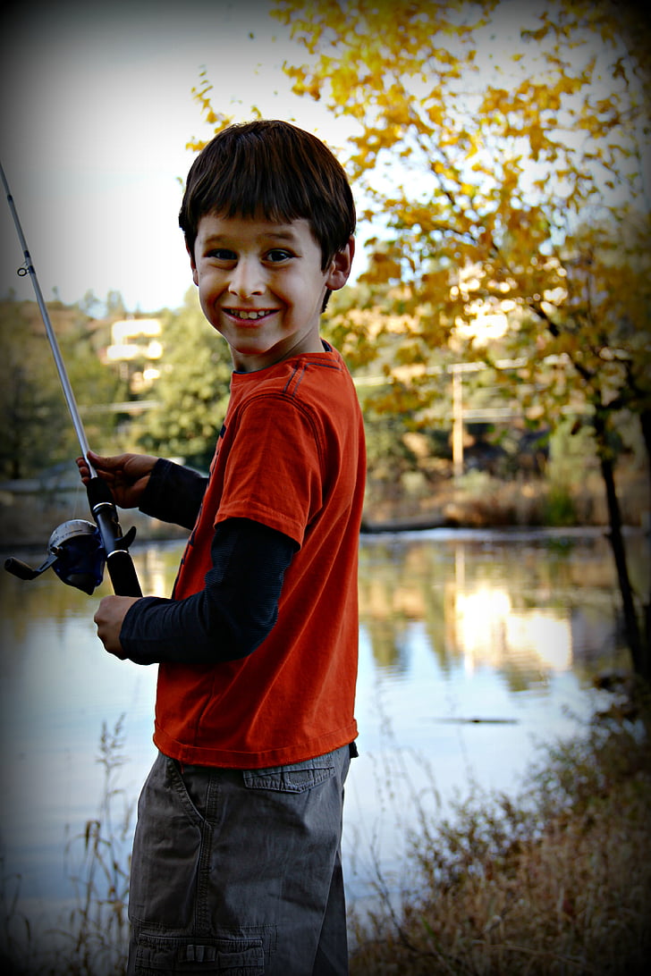 chico, pesca, feliz, orgulloso, sonriendo, recreación, niño