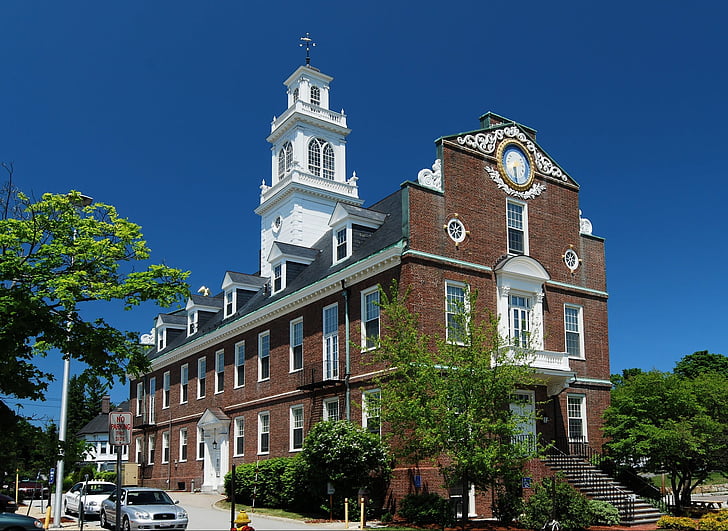 Weymouth, Massachusetts, Ayuntamiento de la ciudad, edificio, Torre del reloj, árboles, arquitectura
