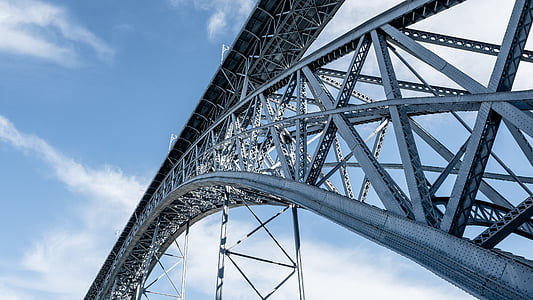 grau, Stahl, Brücke, Struktur, Bogenbrücke aus Stahl, Brücke Straße, Himmel