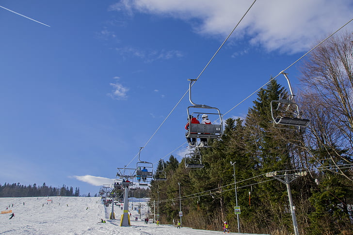 Ośrodek narciarski, zimowe, Ferie, Wyciąg narciarski, Wyciąg krzesełkowy, śnieg, Narty