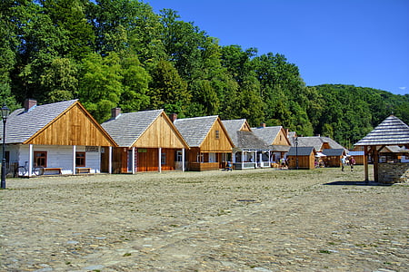 Sanok, Vabaõhumuuseum, riik cottage, puidust pallid, katusel on, Poola, vana
