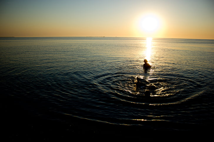 person, ripping, sjøen, vann, skumring, hav, solnedgang