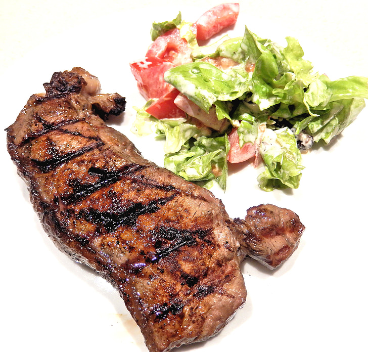 strip loin biefstuk, BBQ, salade, voedsel