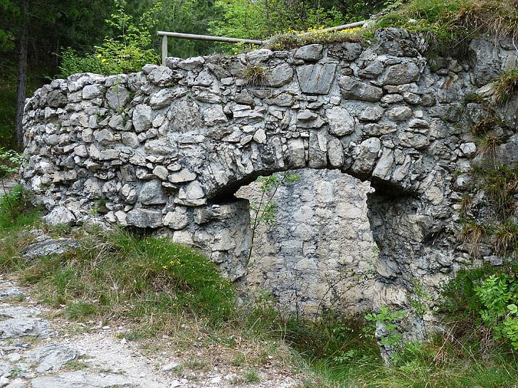 lime kiln, historisk, ruin, lime produksjon, natur parken Gardasjøen