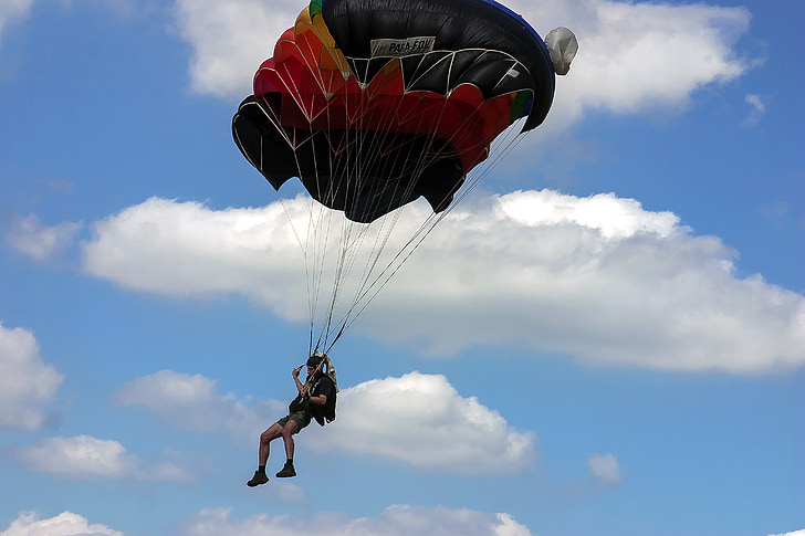 скачане с парашут, спорт, екстремни спортове, парашутист, конкуренцията