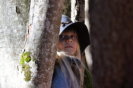 Dziewczyna, blond, dziecko, kapelusz, drzewa, lasu, ukryte