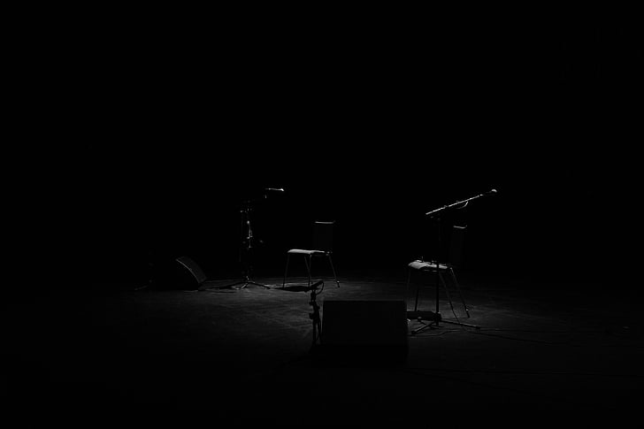 Bühne, Rampenlicht, dunkel, Mikrofone, Musik, Musikinstrument, Kunst Kultur und Unterhaltung