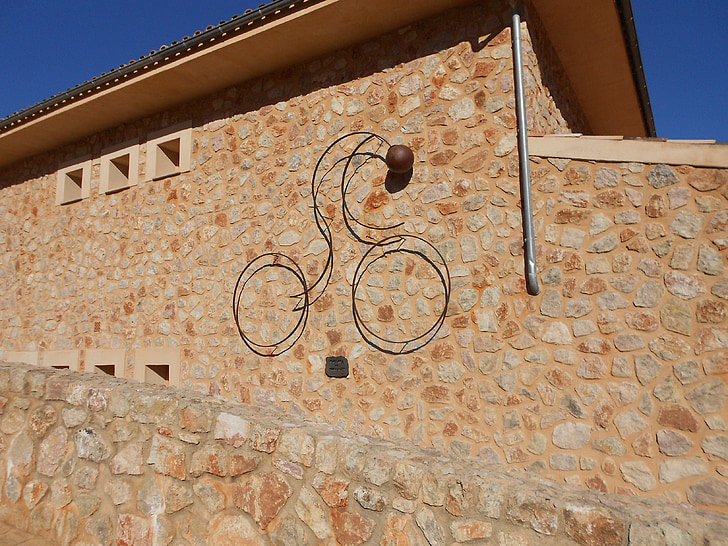 sienos, dviratininkas, skulptūra