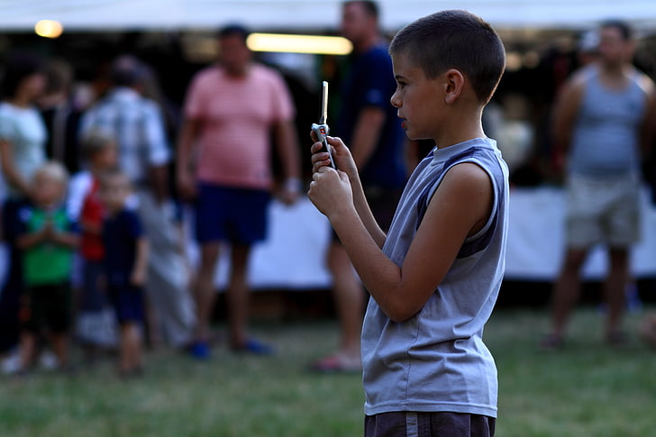 chico, niño, calor, Parque, Festival, toma de foto, teléfono móvil