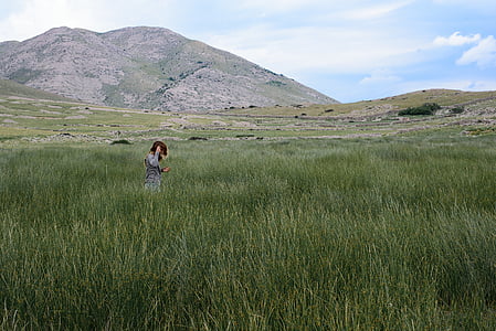 persona, gris, chaqueta, caminando, hierba, campo, durante el día