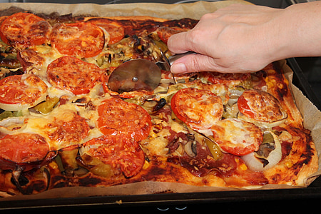 pizza rol, pizza, Makanan, Makan, pizza cutter, tangan