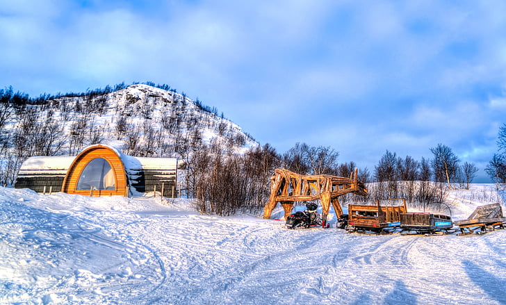 Kirkenes, Norvegia, cavallo di legno, architettura, montagne, paesaggio, neve
