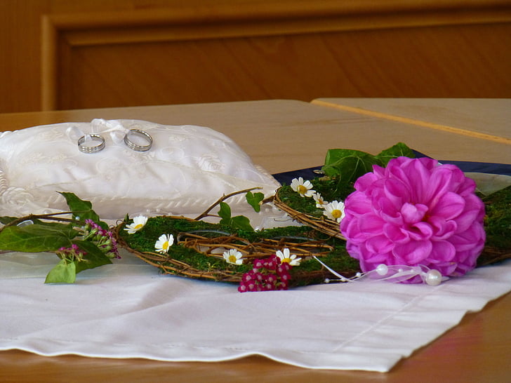 Poroka, cvetje, poročni prstani, pred