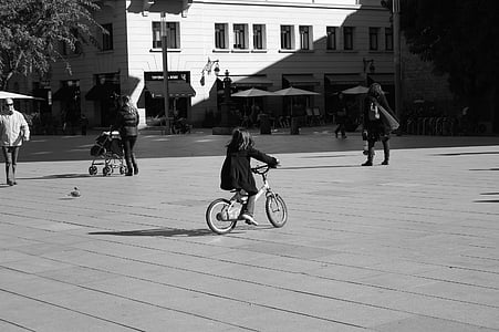 jeune fille, vélo, heureux, enfant, d’apprentissage, Barcelone, vélos de route