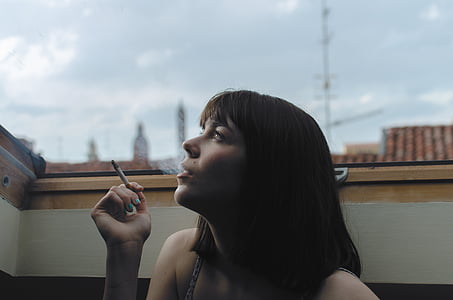 cigarrillo, chica, persona, fumar, mujer, una persona, en la cabeza