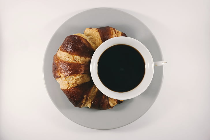 Raňajky, káva, pitie kávy, croissant, croissanty, šálka kávy, nápoje