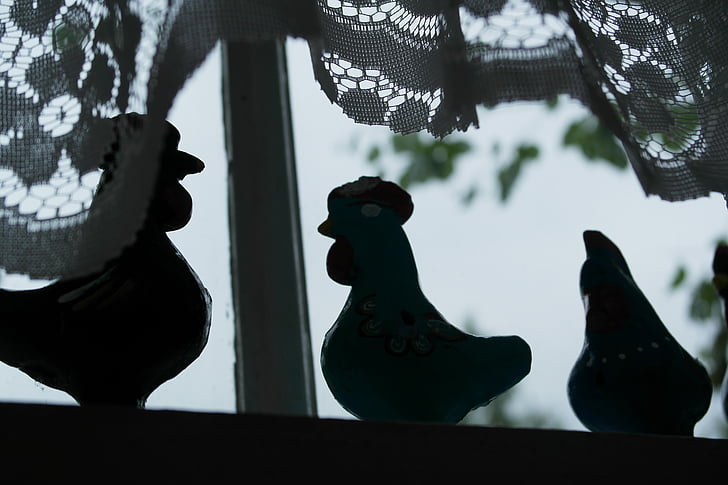 Свирката Cock, Плетене на една кука завеса, лято, Прозорец, светлина, силует