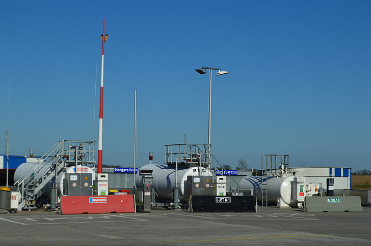 repülőtér, Üzemanyagtartály, hangár, Kerozin (petróleum), rádió árboc, repülőtér straus mountain, Brandenburg, Németország