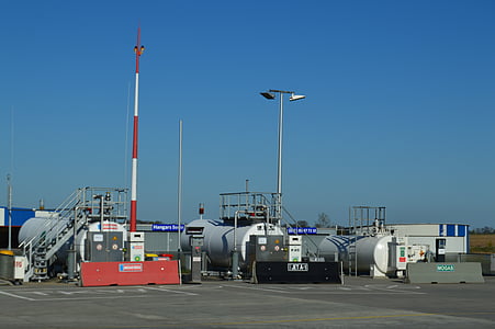 Aeropuerto, granja de tanque, hangares, keroseno, Torre de radio, Aeropuerto de montaña de straus, Brandenburgo Alemania