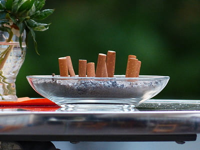 burilles de cigarretes, inclinació, fumar, Cendrer, taula, desagradable, burilla de cigarret