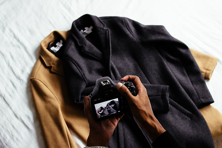 roba, marró, negre, jaqueta, abric, càmera, mà