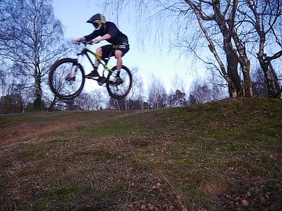 srpung, dig trenches, mountain bike, movement, out of focus, sport, green