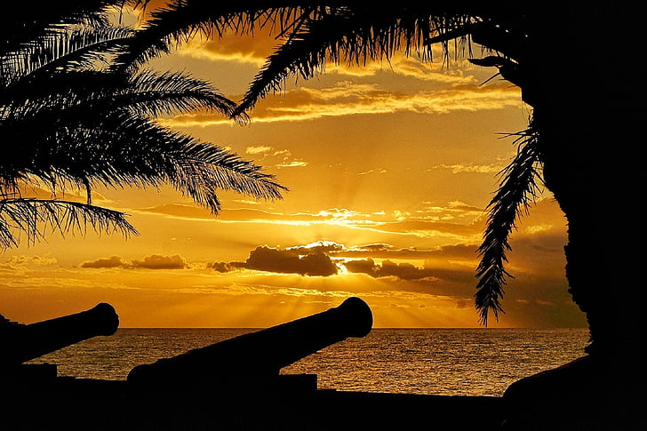 zonsondergang, Wolkenstralen, Oceaan, kanonnen, silhouetten, palmbomen, licht