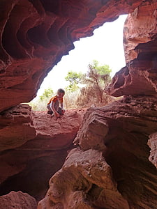 de la cueva, piedra arenisca roja, niño, excursión, Priorat, rocas rojas, textura