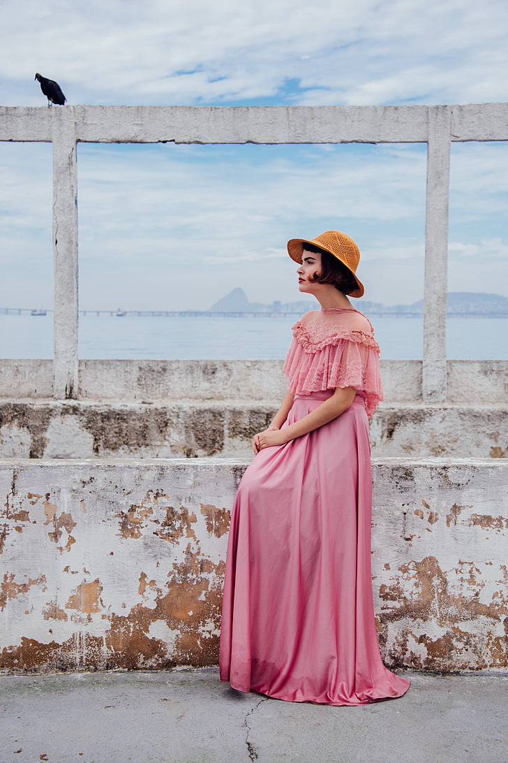 mulher, -de-rosa, piso, comprimento, vestido, marrom, chapéu