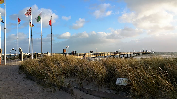 Grömitz, jūros tiltas, vėliavos, jūros žolės