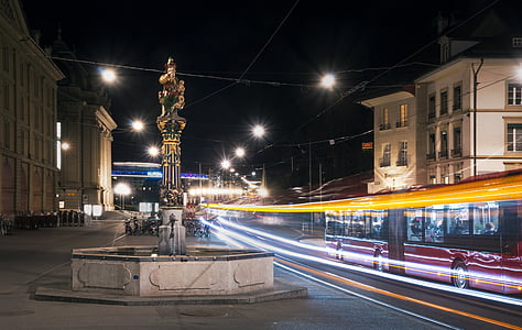 Kindlifresser-Brunnen, Bern, Bus, Nacht, Langzeitbelichtung, Lichter, öffentlicher personennahverkehr