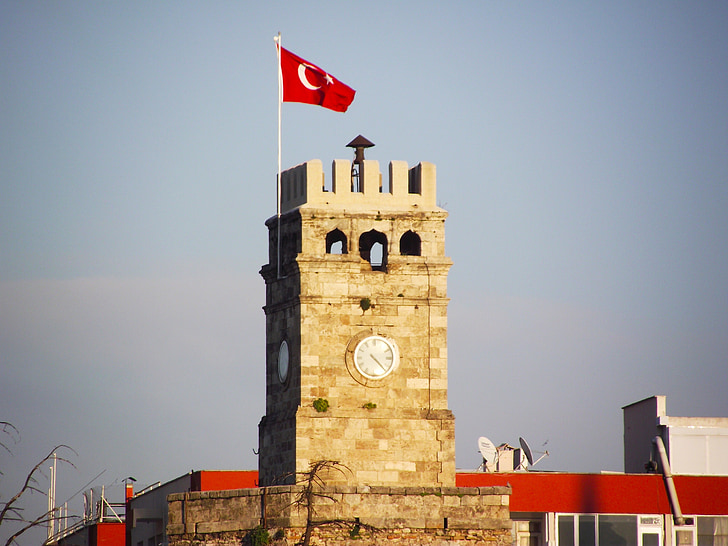 Antalya, stolp z uro, zastavo