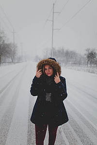 mulheres, vestindo, preto, marrom, neve, casaco, estrada
