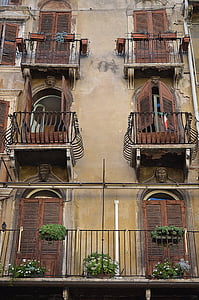 balkonai, balkonas, Italija, Verona, tipiški itališki, gėlių dėžės, italų gatvėje