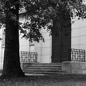 indgangen til kirken, Gate, stribede døre, sort og hvid, arkitektur