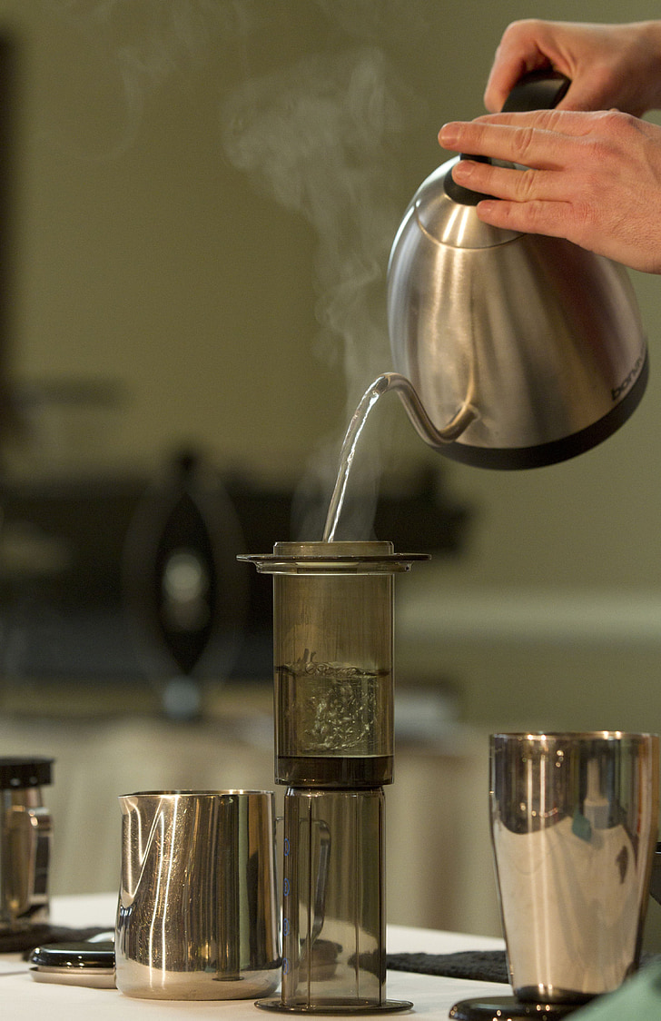 membuat kopi, Aero tekan, kopi, teh, air panas