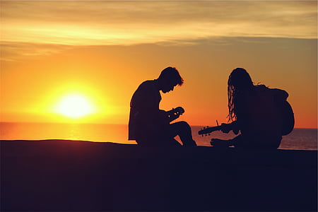 Silhouette, Mann, Frau, spielen, Gitarre, Seashore, Sonnenuntergang