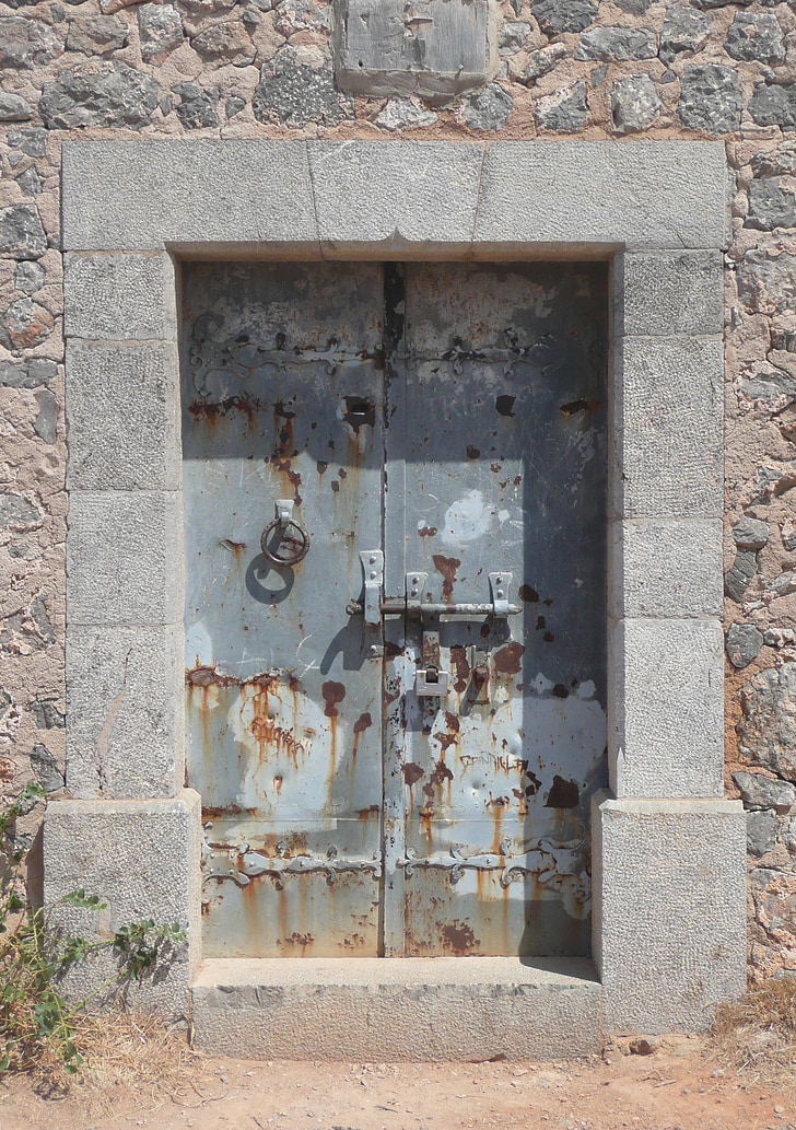 Vecchia porta, esposto all'aria, Mallorca port de soller, acciaio inox, cancello del metallo
