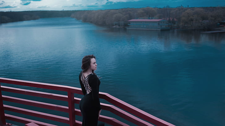 melnā kleitā ar šauru spraudziņu, uz muguras, ūdens, upes, meitene, atspulgs ūdenī, ainava