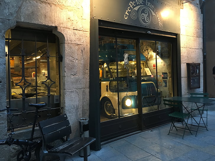 Girona, Catalonia, cafenea, semineu