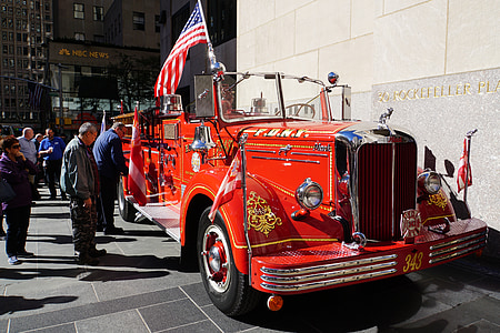 camion de pompier antique, camion de pompier américain, pompier oldtimer, Oldtimer aux usa, défilé de pompiers à new york, rouge, é.-u.