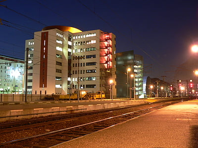 cidade, à noite, Grenoble, França, Isère, Trem