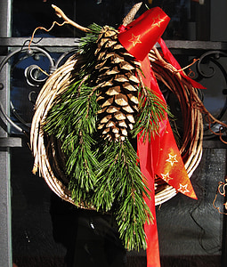 Advent türkranz, Advent, kierferzweige, krans, röd rosett, türdekoration, dörrdekoration i tillkomsten