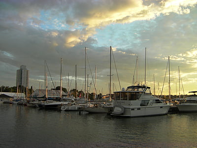 łodzie, Harbor, zachód słońca, niebo, wody, chmury