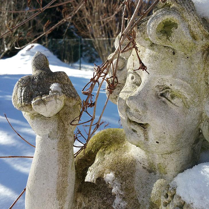 cherubin, Rzeźba, kamień, śnieg, a kois karmienia kaczek