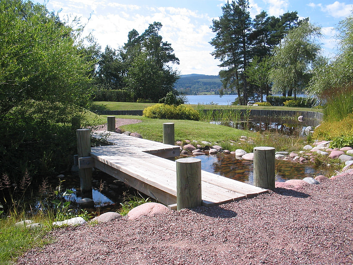 Suécia, Leksand, jardim, água, pontes, céu azul, árvore