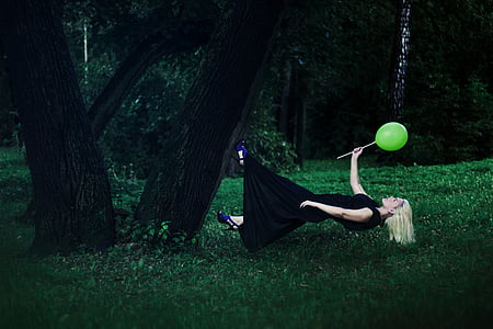 levitación, ingravidez, chica, en el bosque, bosque, árbol, naturaleza