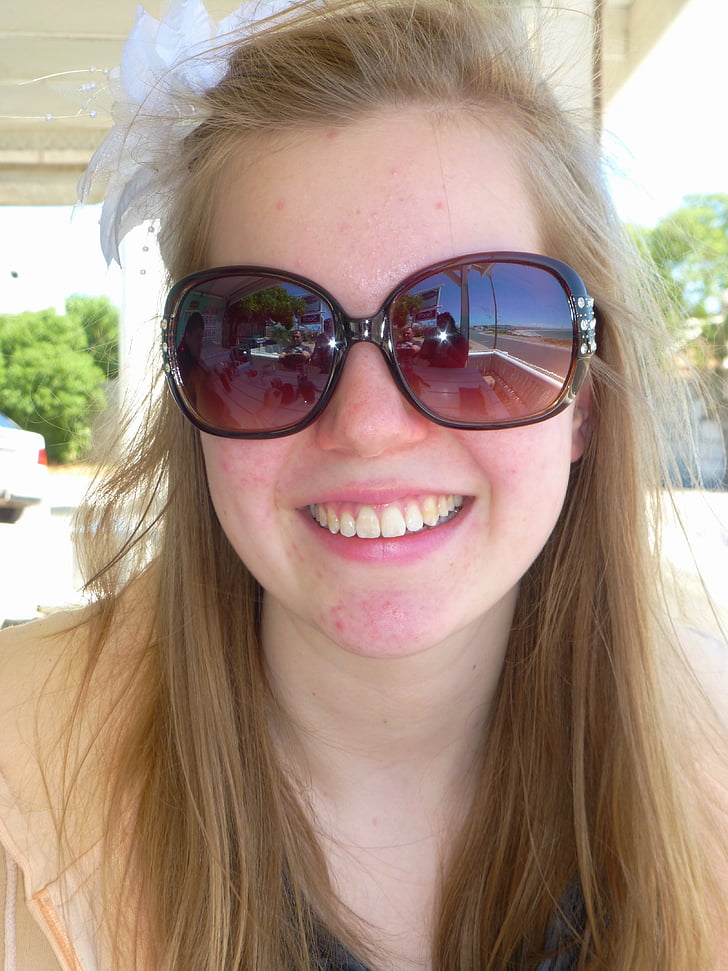 mergaitė, šypsena, atostogų, akiniai nuo saulės