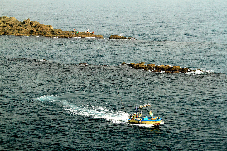 les embarcacions de mar d'aigua ones de roques, corba, verd blau, la tripulació